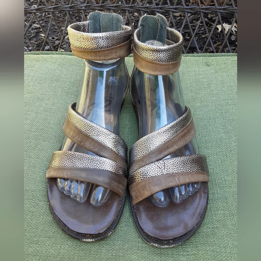 OTBT Souvenir Comfort Leather Metallic Flat Sandal Size 9 M.